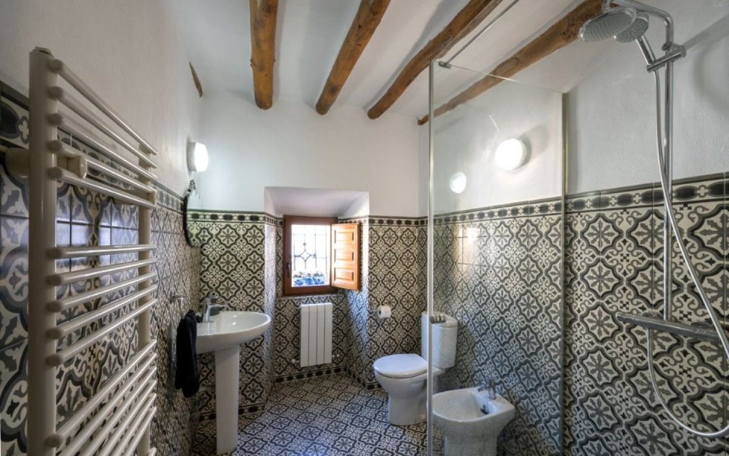 Full Bathroom Level 2_used for Frida Kahlo guests