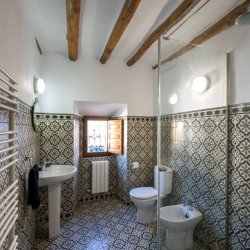 Full Bathroom Level 2_used for Frida Kahlo guests